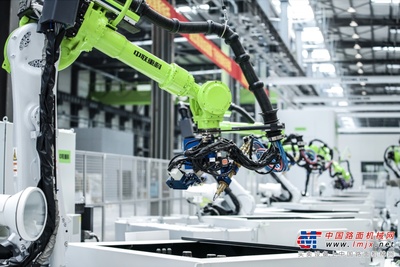 全國(guó)首批！中聯(lián)重科挖掘機(jī)智能工廠成功入選卓越級(jí)智能工廠，引領(lǐng)人工智能行業(yè)應(yīng)用系統(tǒng)集成服務(wù)新浪潮